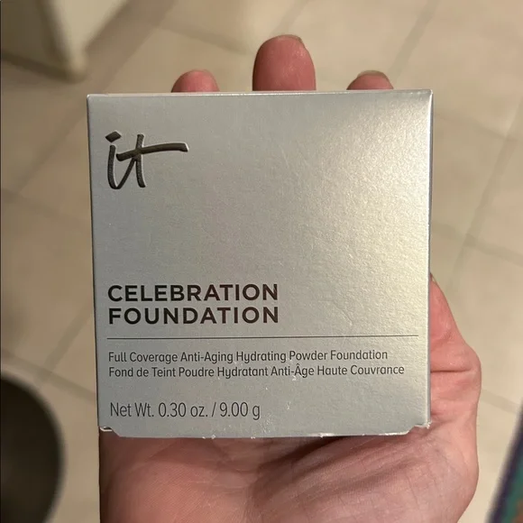 IT Cosmetics Celebration Foundation - MEDIUM full coverage, antiaging POWDER - Picture 2 of 7